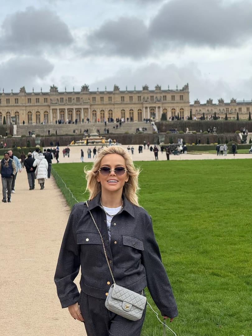 Pjevačica je pokazala i svoje besprijekorne modne kombinacije, od elegantnog tamnog kompleta do glamurozne bijele bunde koja je privlačila poglede.