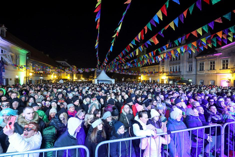 Halid Bešlić nastupa na otvorenju 199. Samoborskog fašnika