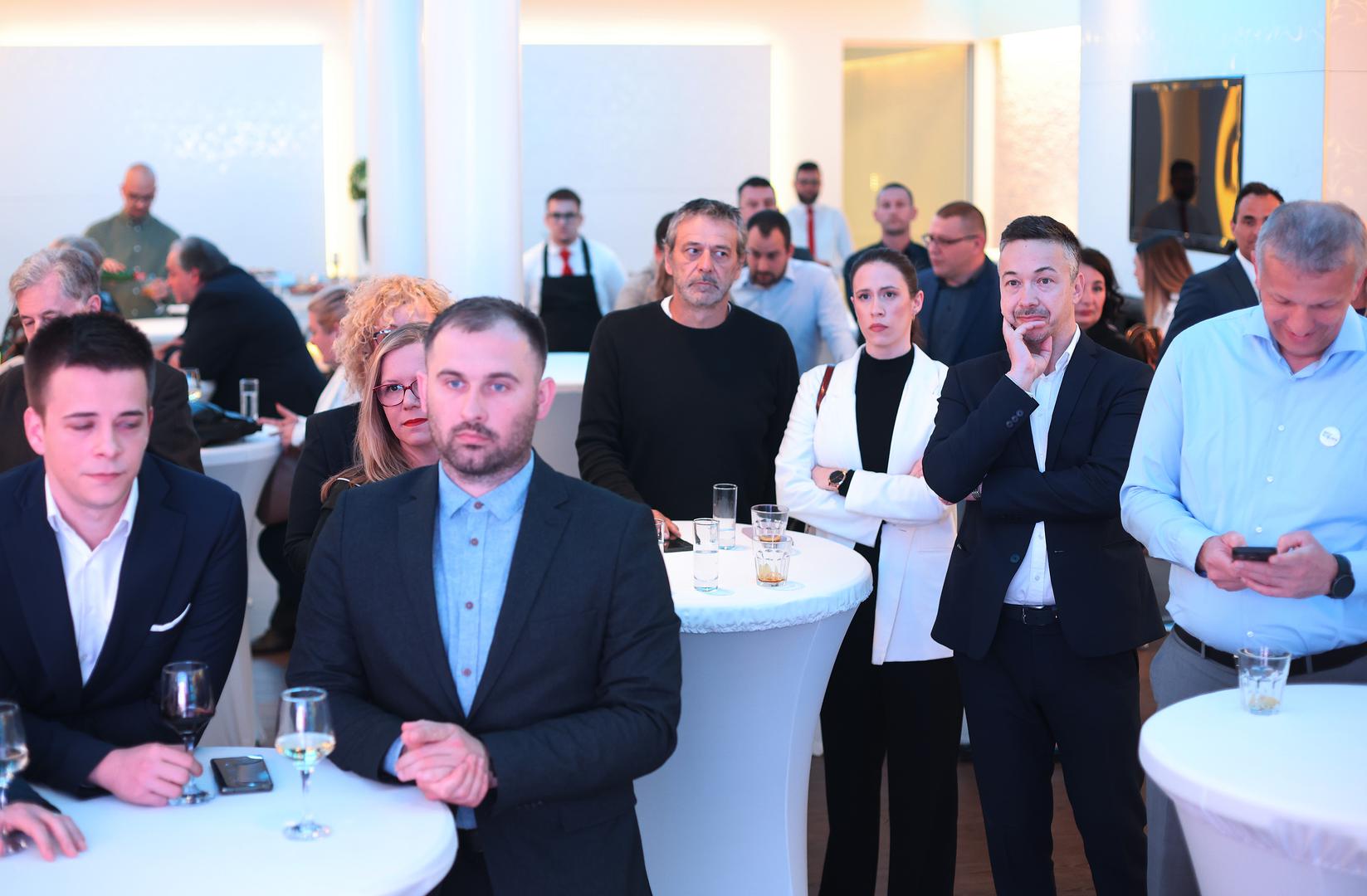 Zabrinuta lica u stožeru Fokus-Republika koalicije jer prema izlaznim anketama prolazi samo Davor Nađi iz Fokusa u 6. izbornoj jedinici