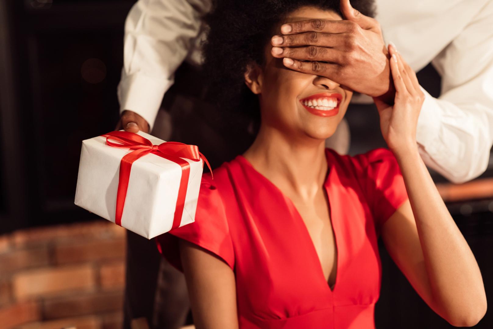 Vodenjak: Vodenjaku poklonite nešto neobično: pametan gadget, ulaznice za koncert alternativne scene, knjigu o zanimljivoj temi ili iskustvo koje nije 'mainstream'. On voli originalnost i poklone koji potiču ideje i slobodu. Ako je dar personaliziran na njegov hobi, osjećat će se stvarno viđeno.