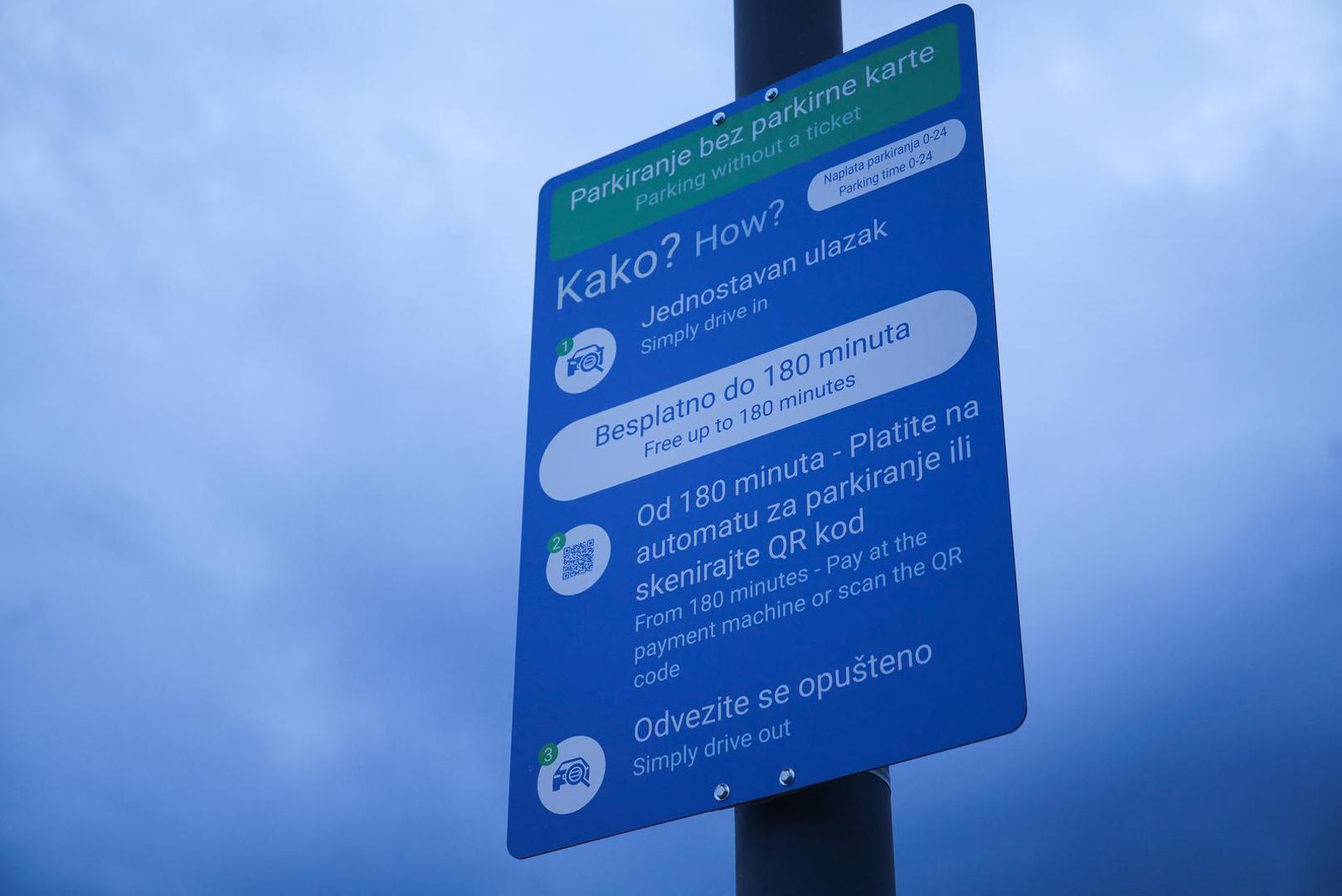 Prema pravilima centra, prva tri sata su besplatna, a svaki sljedeći sat košta 3 eura. Ako vozač prije napuštanja centra ne plati račun, bez obzira je li prekoračio besplatno vrijeme sat ili deset sati, naplatit će mu se dnevna karta od 50 eura, a uplatnica bi trebala stići na kućnu adresu. 