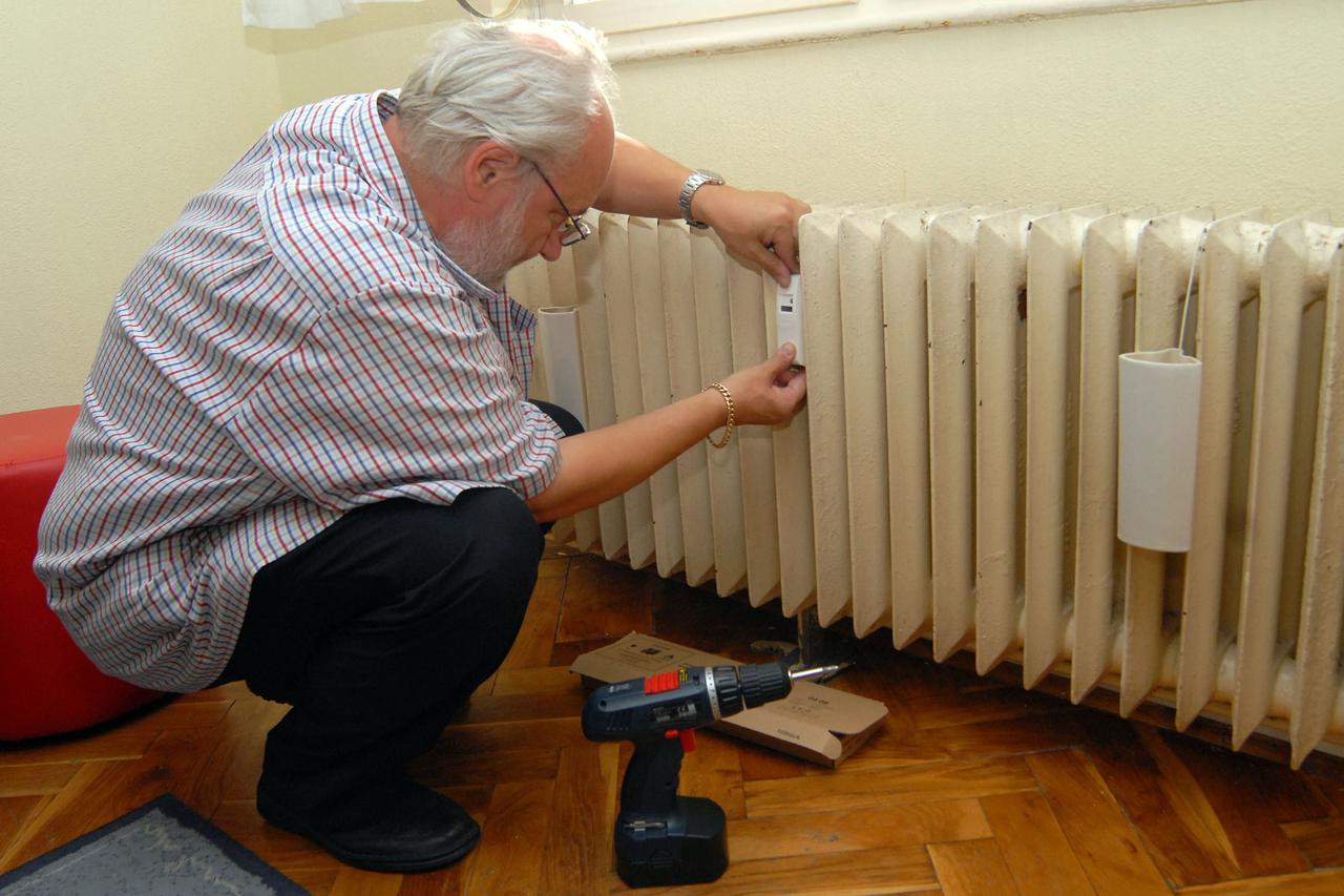 17.10.2009., Vinkovci - Pocela je ugradnja razdjelnika na radijatore u zgradama kako bi stanari mogli kontrolirati stvarnu potrosnju energije.  