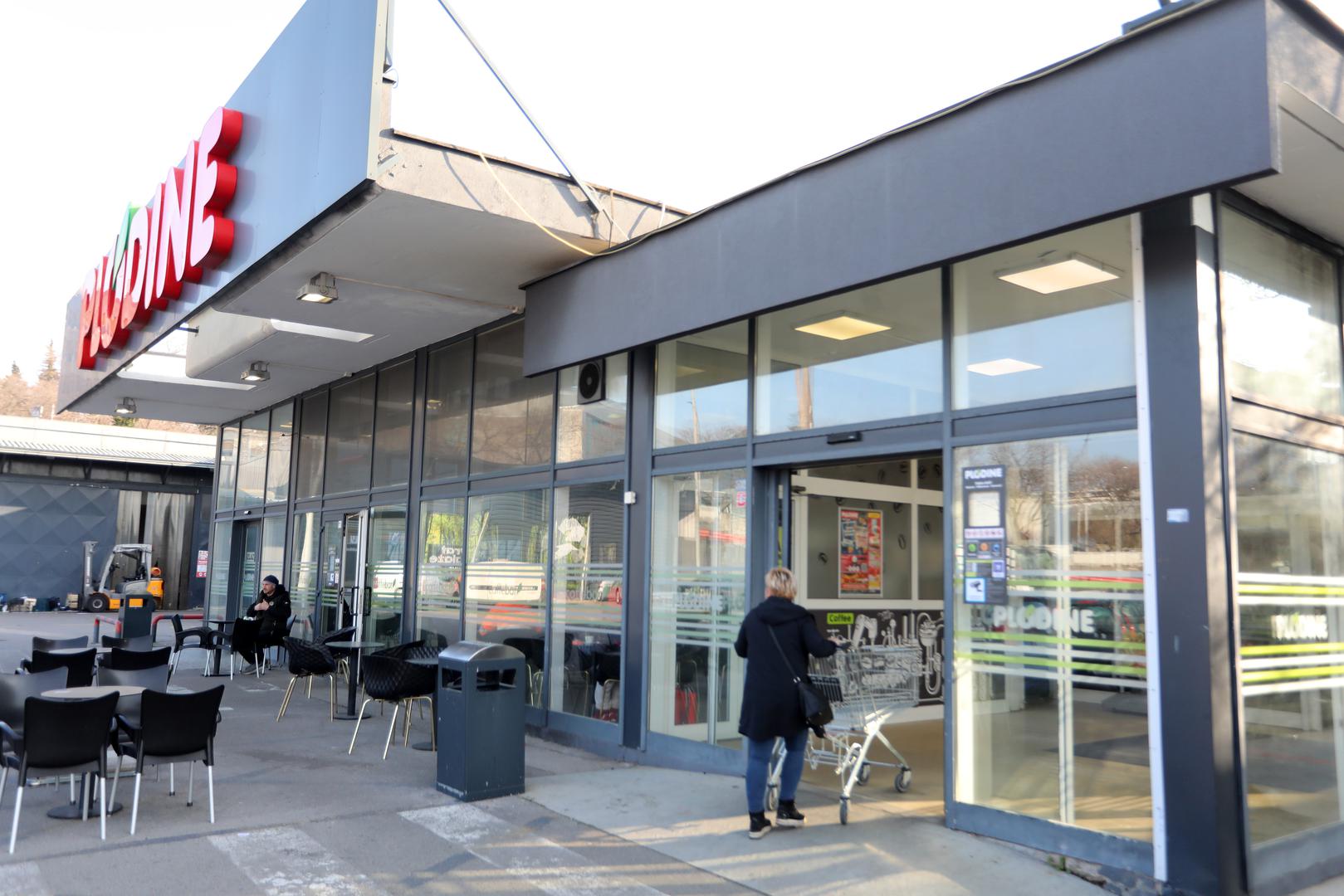 07.02.2025., Rijeka - Parkiralista pred trgovinama poznatih trgovackih lanaca puna automobila i kupaca Photo: Goran Kovacic/PIXSELL