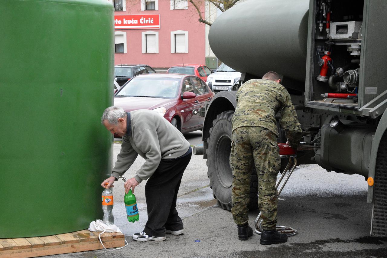 Slavonski Brod: Građani i dalje po pitku vodu odlaze do cisterni i spremnika za vodu
