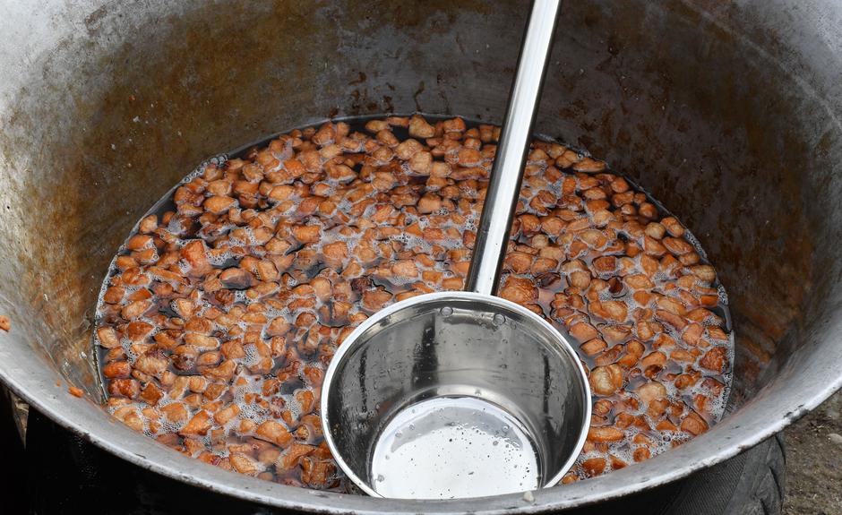 Jaruge: Tradicionalna slavonska svinjokolja kod domaćina Alojzija i Zlatka Ilijašević