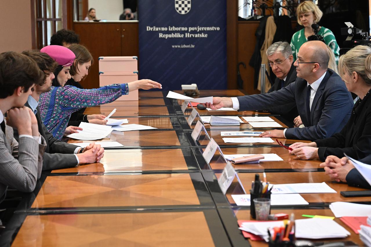 Zagreb: Stranka Možemo! predala je kandidacijske liste za Europski parlament 