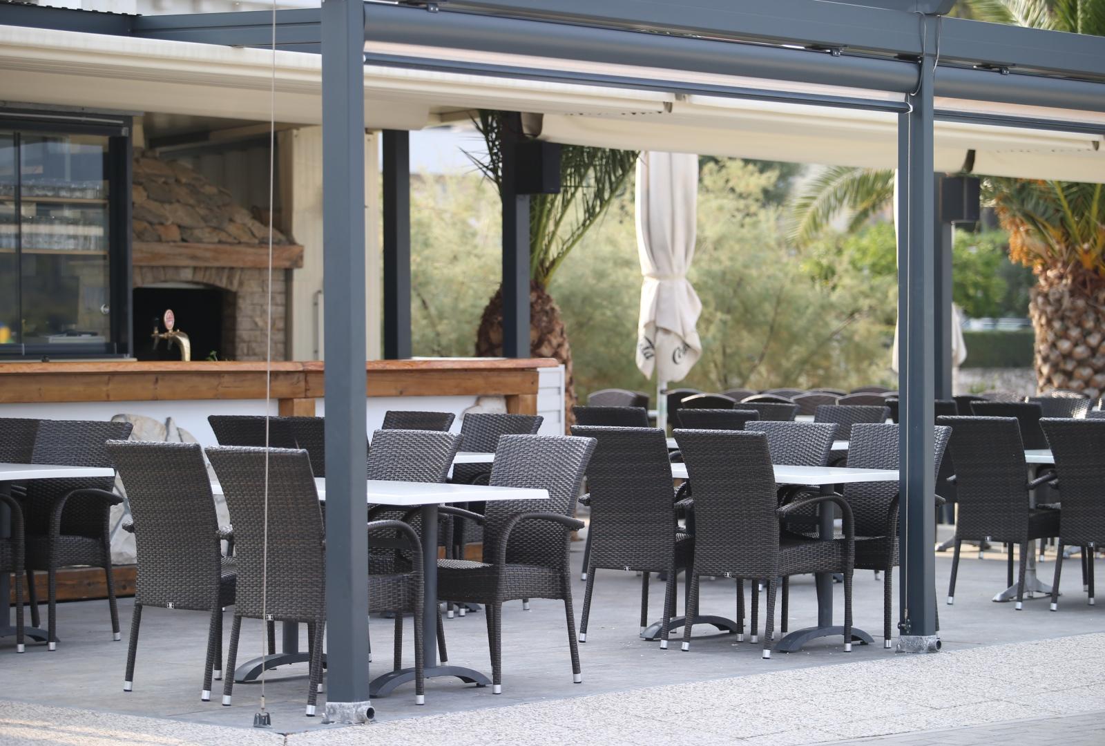 24.08.2020., Ciovo - Plaza u Okrugu Gornjem prije samo nekoliko dana bila je puna turista. Photo: Ivo Cagalj/PIXSELL