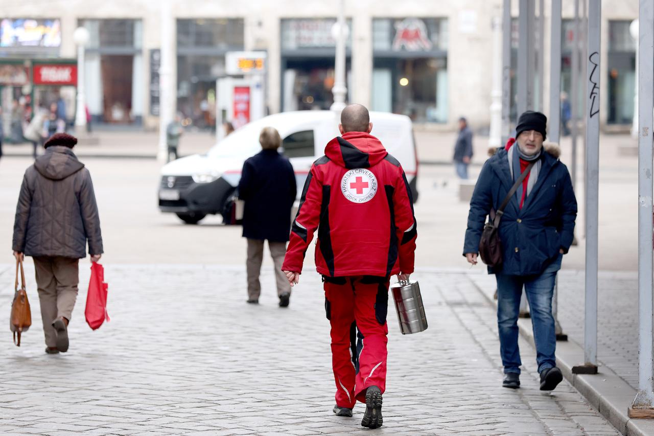 Zagreb: Dostava obroka potrebitim u ogranizaciji Gradskog društva Crvenog križa