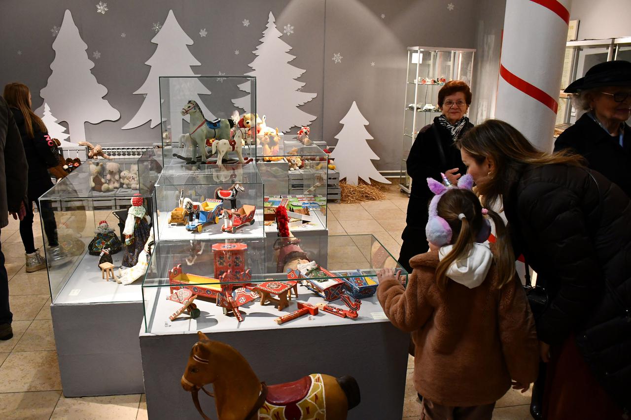 Slavonski Brod: Otvorenje izložbe igračaka "Uspomene na djetinjstvo" 