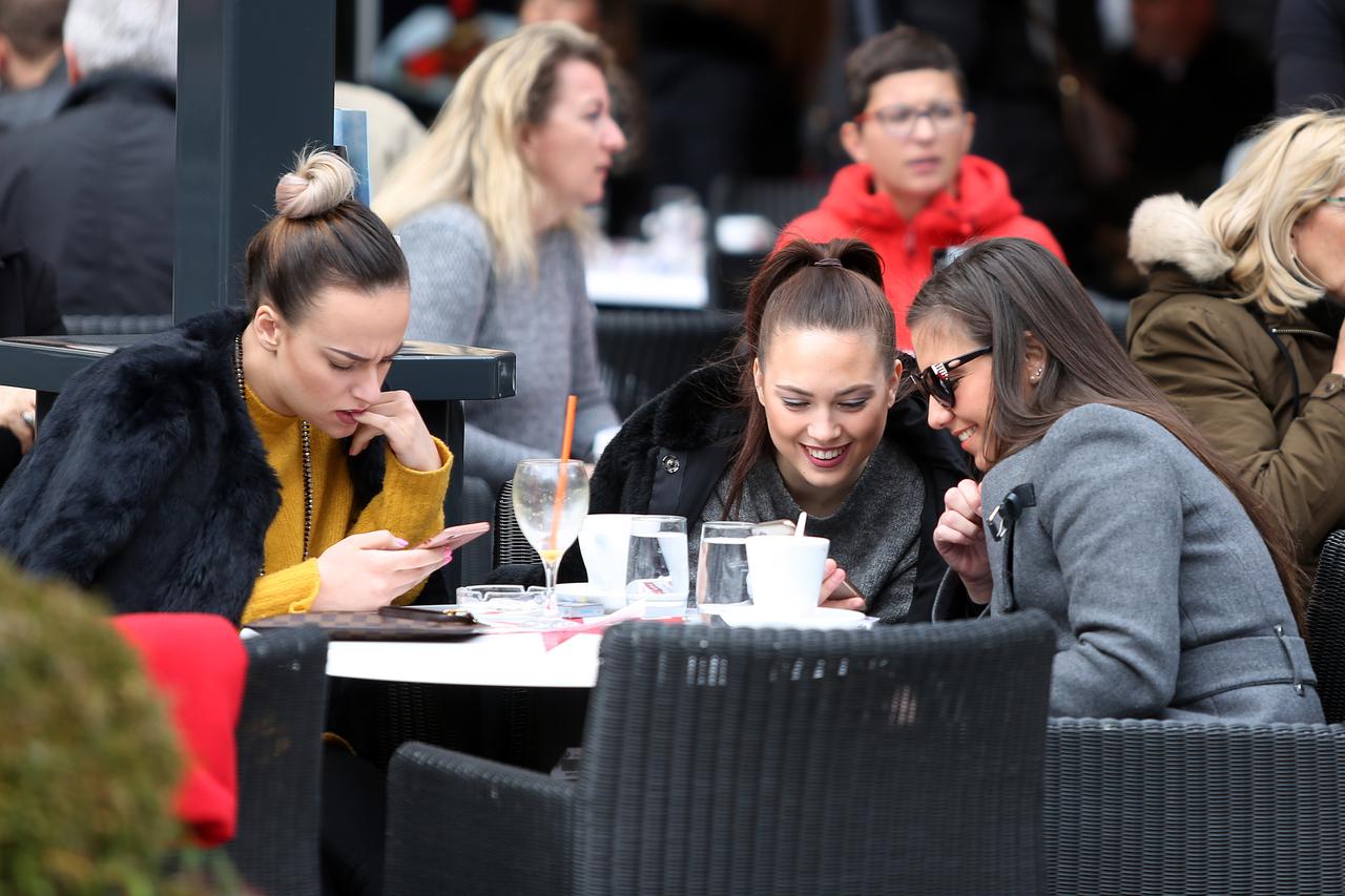 Zagreb: Toplije vrijeme građani iskoristili za šetnju gradom i druženje na terasama kafića