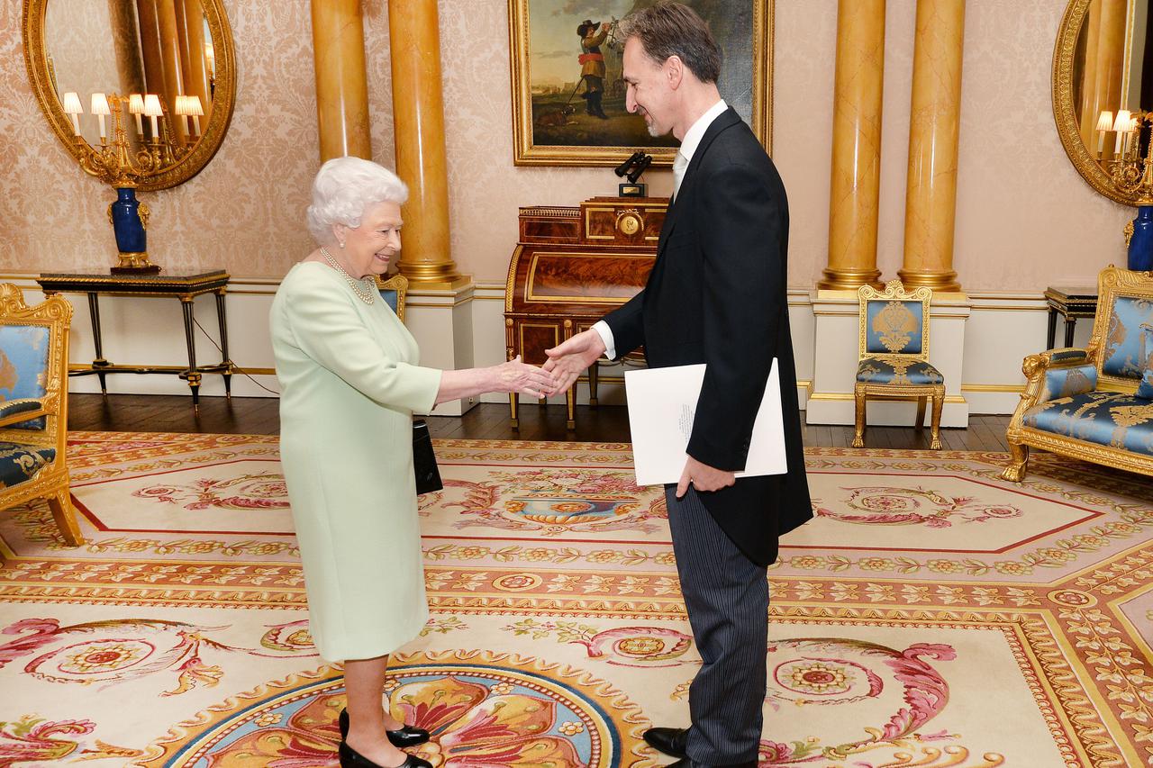 Igor Pokaz i kraljica Elizabeta II