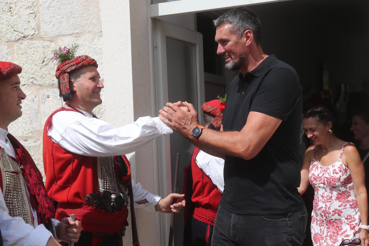 Sinj: Visoki državni uzvanici na prijemu u alkarskim dvorima povodom 310. Sinjske alke