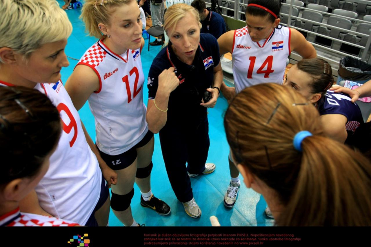 \'25.06.2011., Osijek - U sportskoj dvorani Gradski vrt odigrano 5. kolo Europske lige u odbojci za zene, Hrvatska - Rumunjska. Irina Kirilova daje upute svojim igracicama. Photo: Davor Javorovic/PIXS