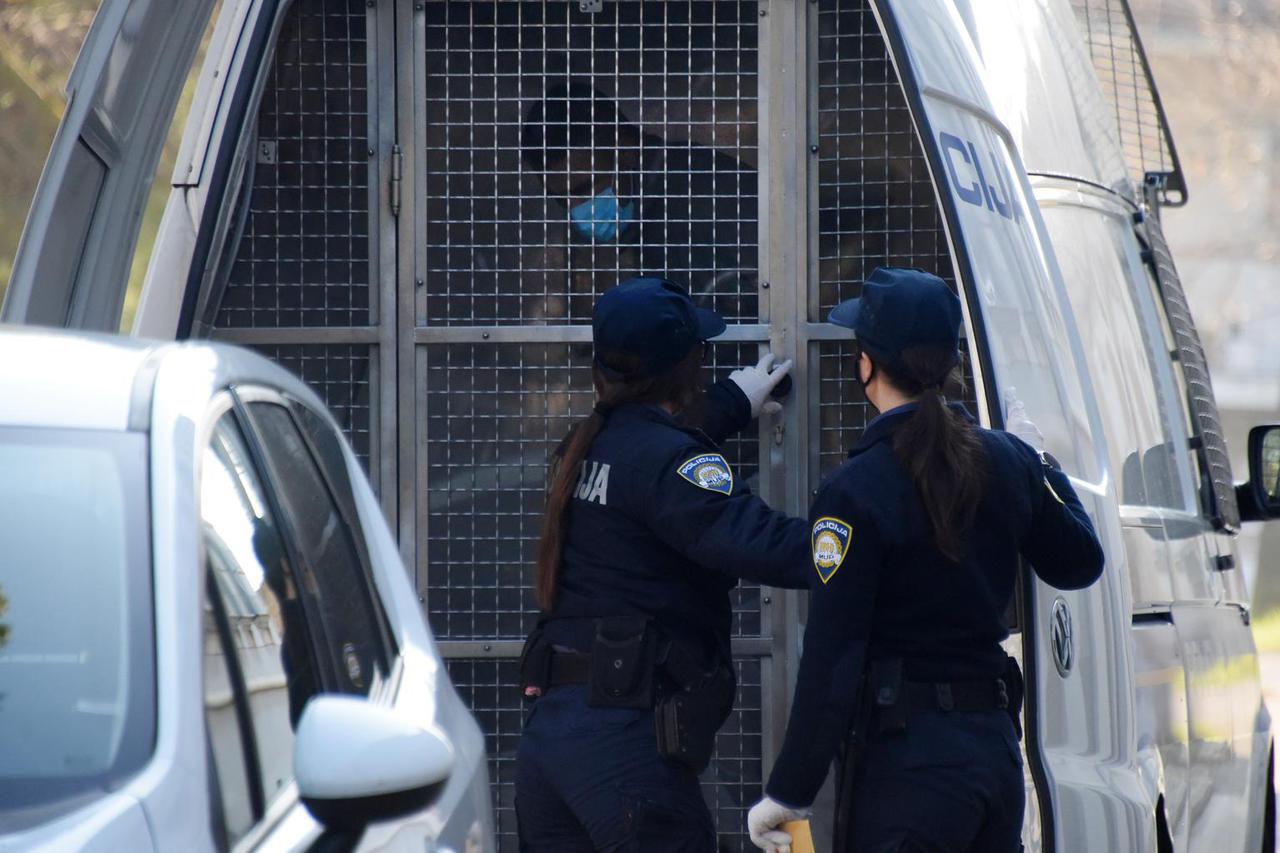 Osumnjičeni  za dvostruko teško ubojstvo roditelja u kući u Puli, danas je priveden istražnom sucu 