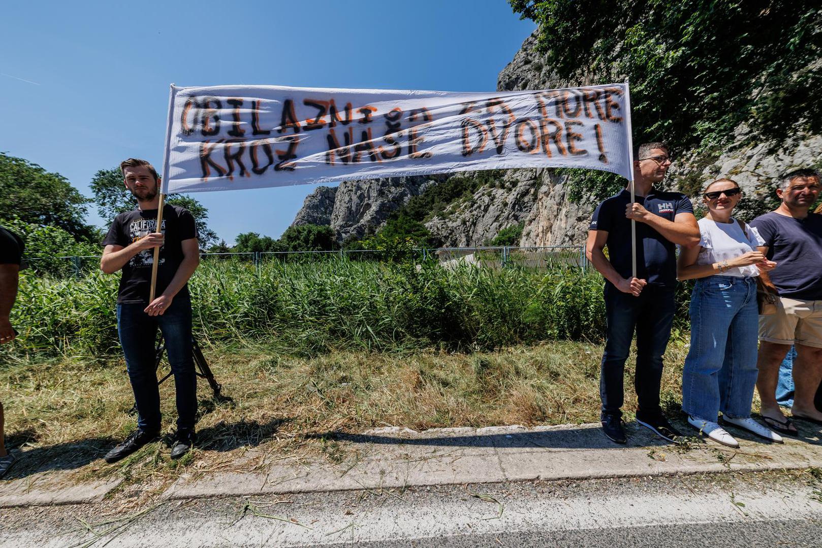 Novi je most znatno povećao protok prometa njihovim mjestom, a oni upozoravaju da ceste tome nisu prilagođene.