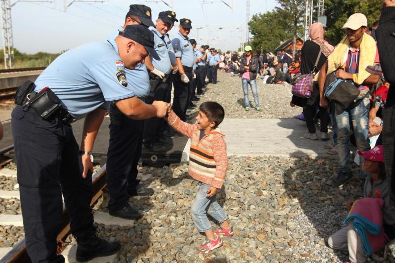 Policija s djecom u Tovarniku