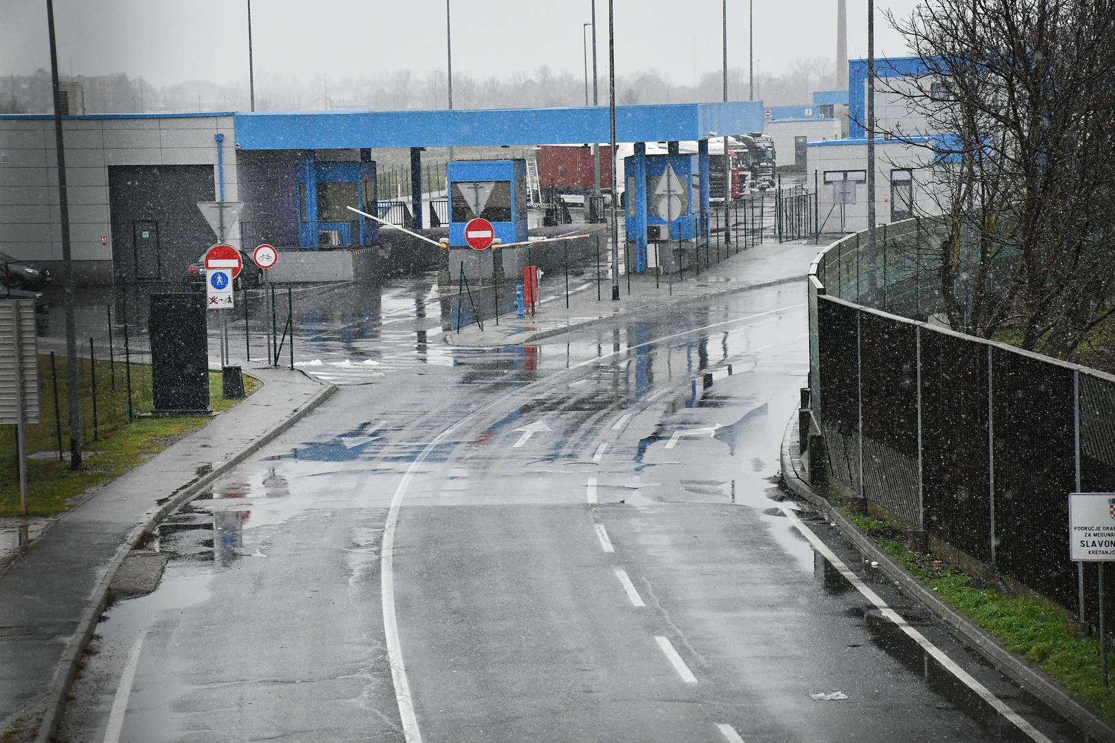 Bez straha od drakonskih kazni putnici koji iz BiH putuju u Republiku Hrvatsku mogu ponijeti i čokoladu te slastice (uključujući slatkiše) s manje od 50% prerađenih mliječnih proizvoda. Putnik u osobnoj prtljazi također može unijeti 40 cigareta, 20 cigarillosa (pri čemu se cigarillosom smatraju cigarete neto težine do 3 grama po komadu), 10 cigara, 50 grama duhana za pušenje.