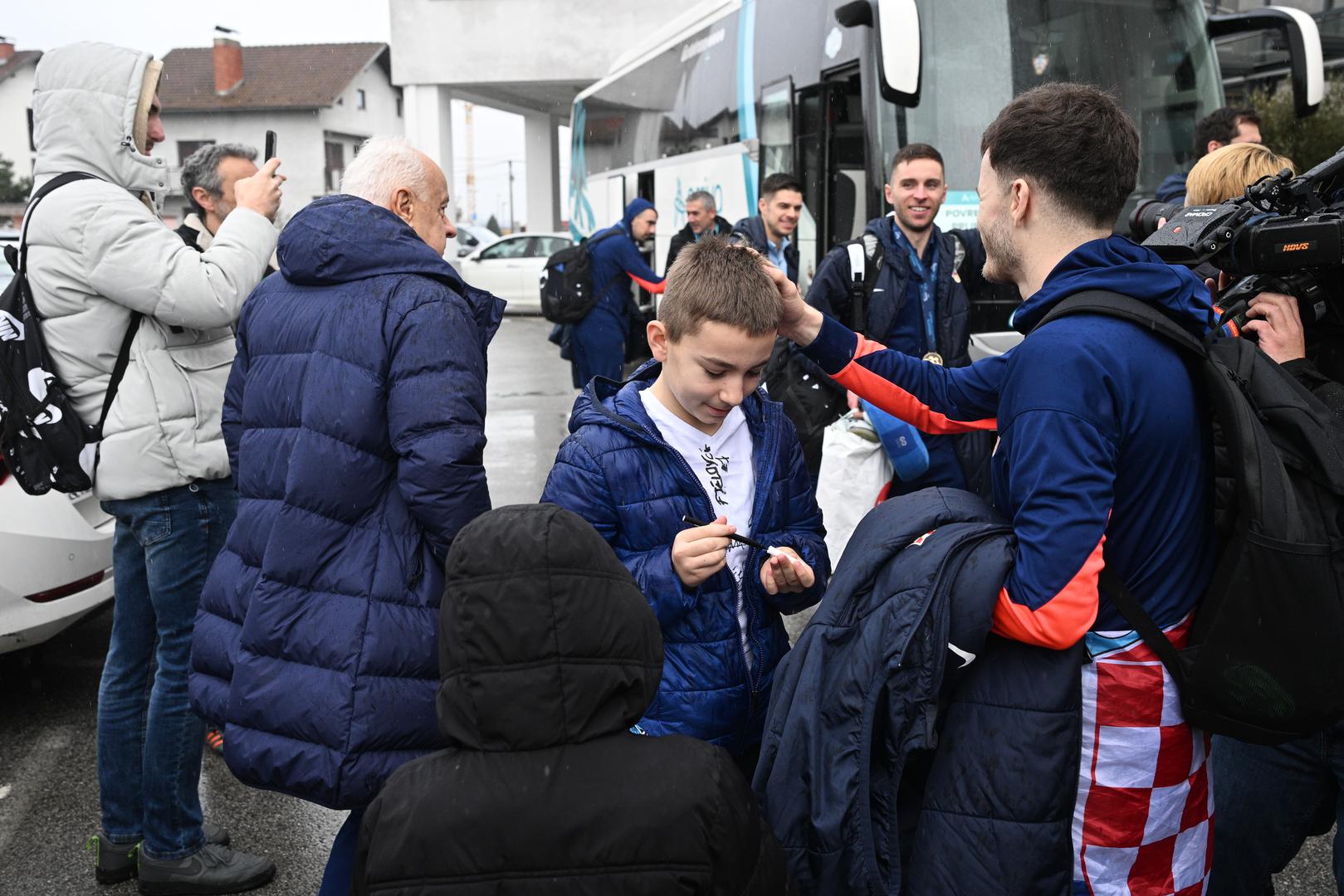 - Ja bih se vratio 30 dana unazad gledati te dečke i stožer i igrače kako osobne ambicije ostavljaju po strani. Jedan timski rad, jedno zajedništvo i u principu to su ljudi prepoznali. Tu vjeru i to zajedništvo i to su došli podijeliti s nama, to je ključ svega - rekao je na dočeku izbornik Marinko Mavrović.