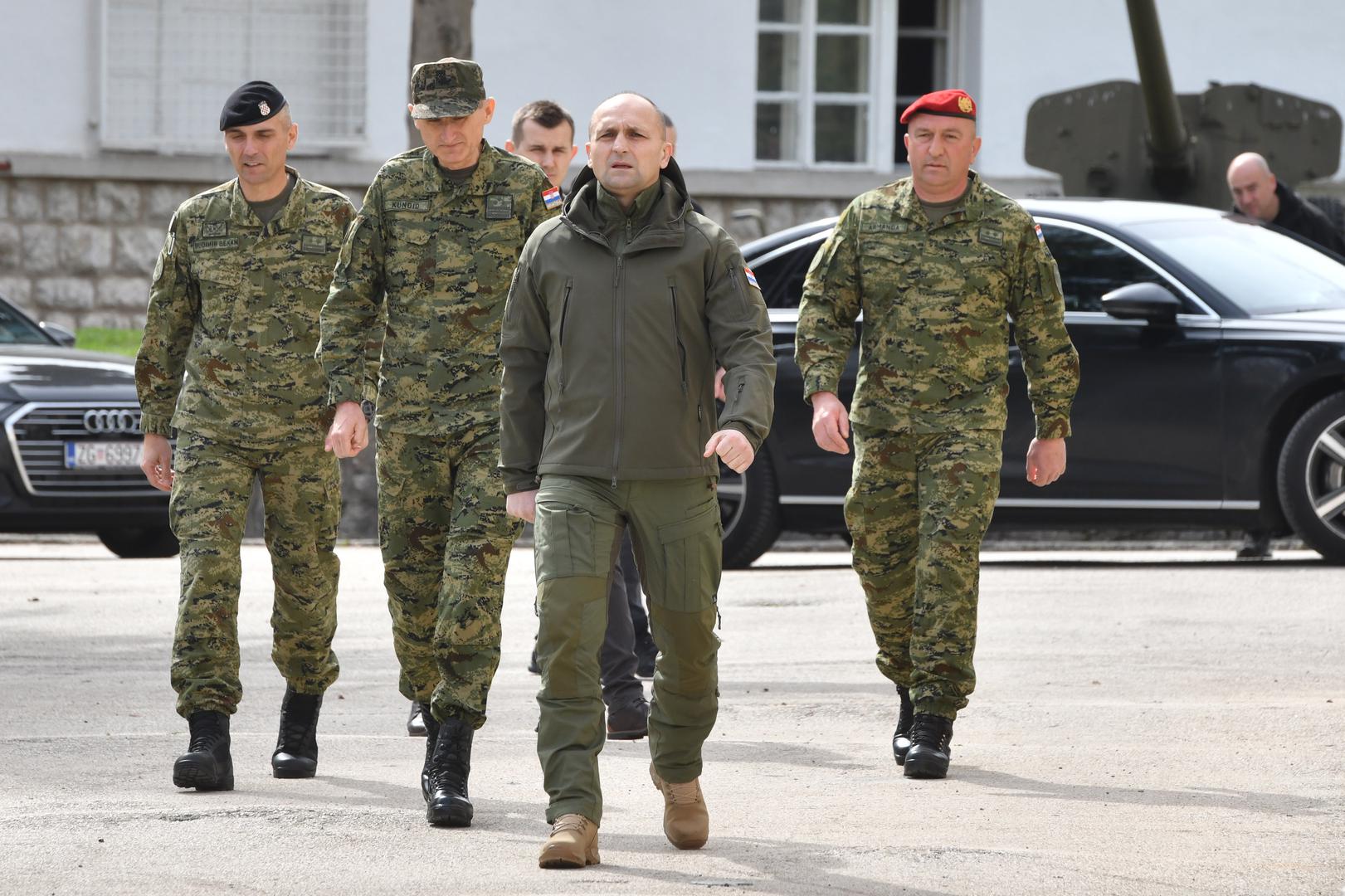 - Imamo procjenu potencijala. Kad govorimo o muškarcima koji pune 18 godina, njih je od 17.000 do 19.000. Djevojke nemaju obavezu, ali kao što dolaze dragovoljno i danas, sigurno će se pojavljivati i dalje, to je oko 15 posto. Ne možemo znati koliko će biti onih koji će se pozivati na priziv savjesti - rekao je nedavno ministar Ivan Anušić.