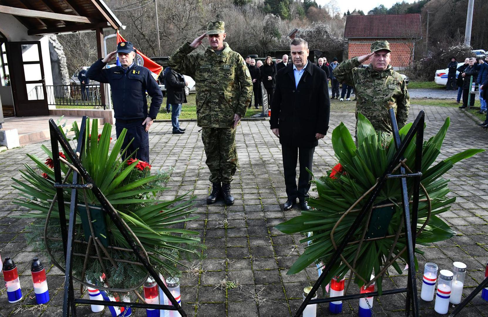 27.12.2022., Bucje - Kod spomen obiljezja poginulim braniteljima​ polaganjem vijenaca i prigodnom komemoracijom​ pored kapelice posvecene sv. Antunu Padovanskom ​o​biljezena je 31. obljetnica oslobadjanja zloglasnog uporista u Bucju tijekom Operacije Papuk 91. Bucje je poznato po zloglasnom logoru kroz koji je proslo gotovo 300 logorasa.To je jedna od znacajnijih vojnih operacija 91.godine u Pozesko-slavonskoj zupaniji i racuna se kao prekretnica u Domovinskom ratu nakon koje su uslijedili Bljesak, Maslenica i Oluja.   Photo: Ivica Galovic/PIXSELL