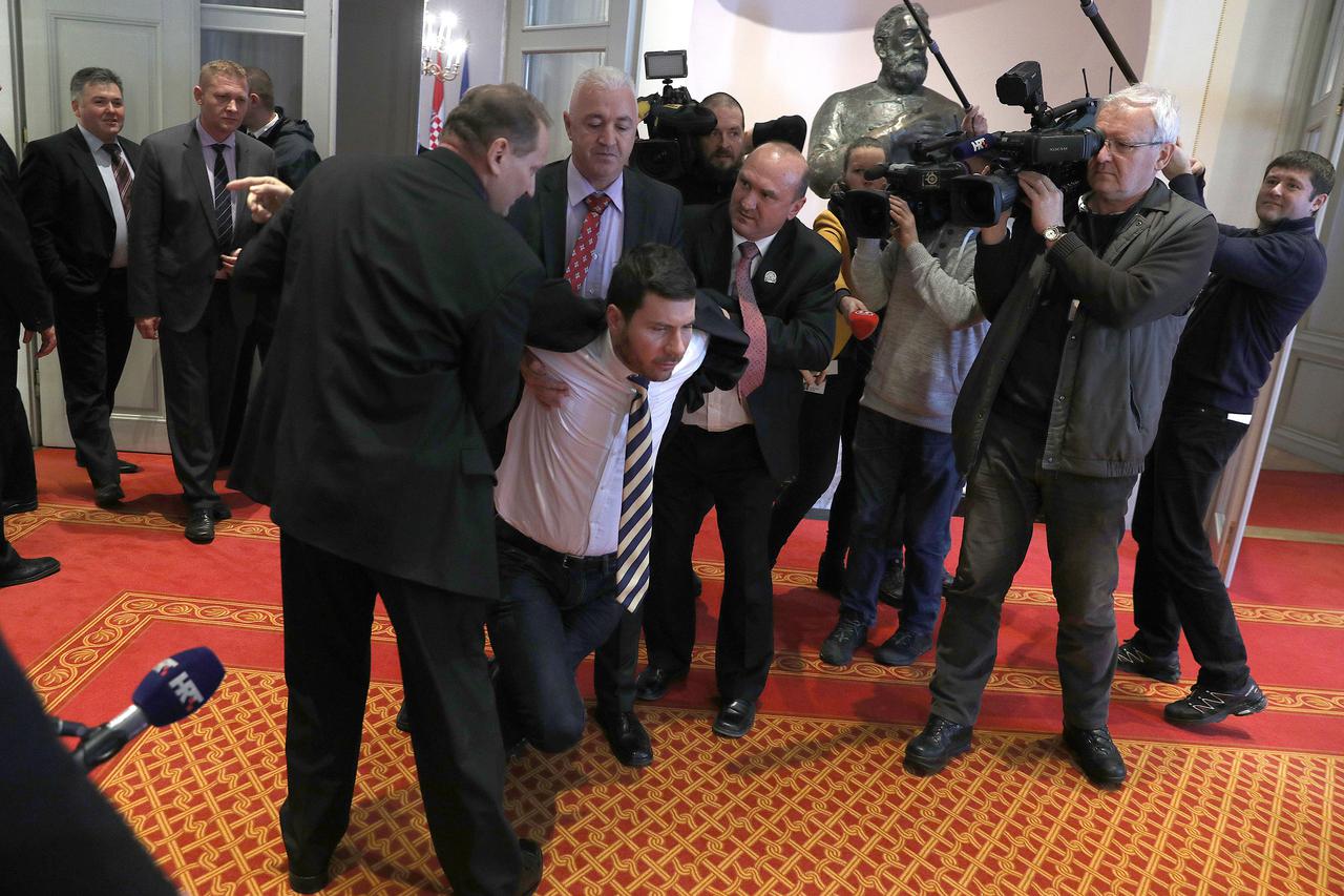 Iznošenje Ivana Pernara iz Sabora