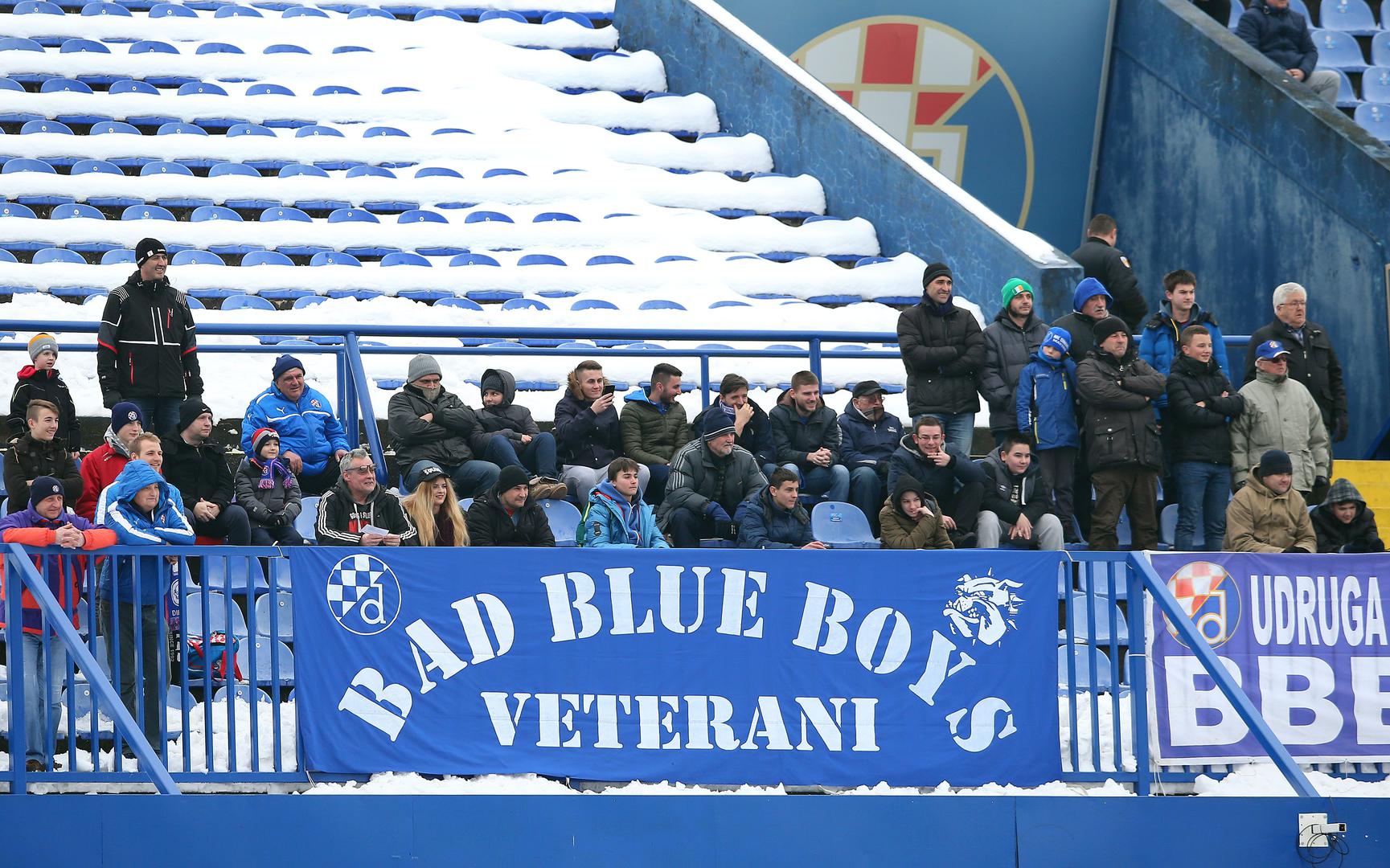 Maksimir je dočekao momčadi spreman, teren je bio čist, doduše malo mekan od silnih padalina, ali dobar