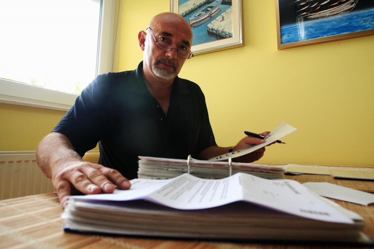 '28.07.2011., Zagreb, Gmajnje, Zagrepcanin Hrvoje Bartolovic pokusao je rijesiti kredit u svicarskim francima konverzijom istog u eure no Zagrebacka banka mu to nije dozvolila. Rast tecaja svicarskog 