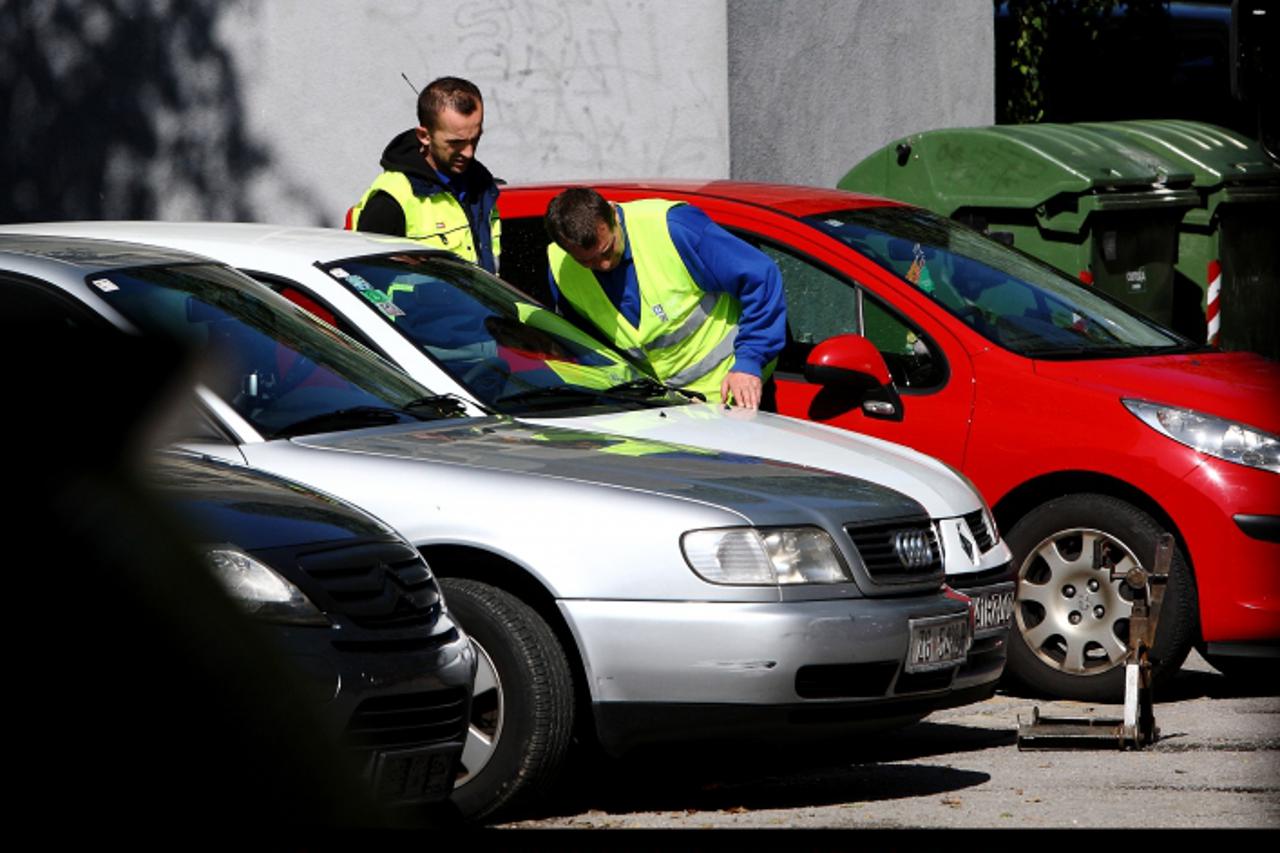 '28.09.2010.,Zagreb - Pauk sluzba Zagrebackog Holdinga za premjestaj krivo parkiranih vozila u Miramarskoj ulici. Photo: Zeljko Hladika/PIXSELL'