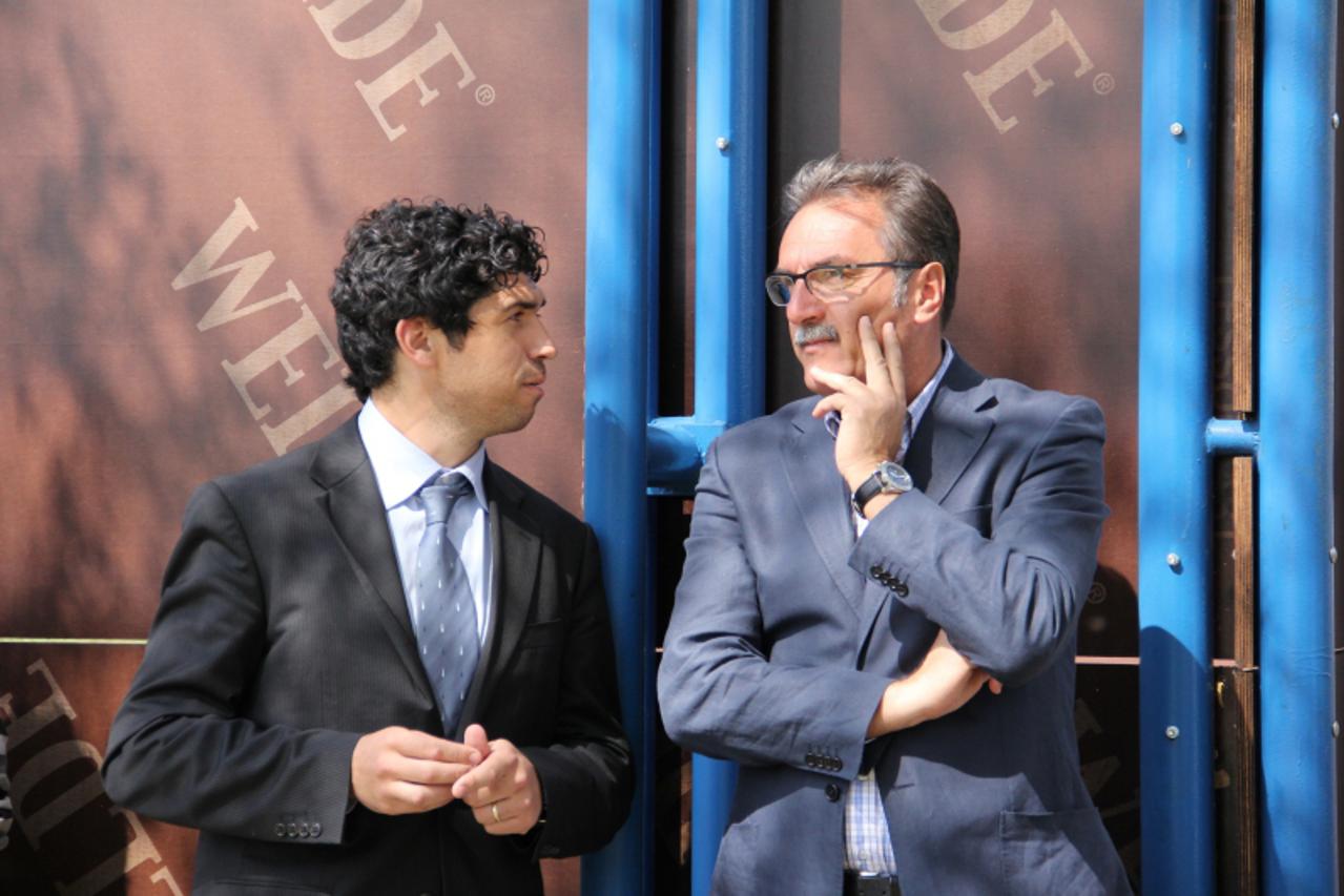 'Hajdukov predsjednik Hrvoje Males u drustvu Dinamova trenera Ante Cacica. Zajedno su gledali kadetsku utakmicu DInama i Hajduka. 4.4. 2012. godine'