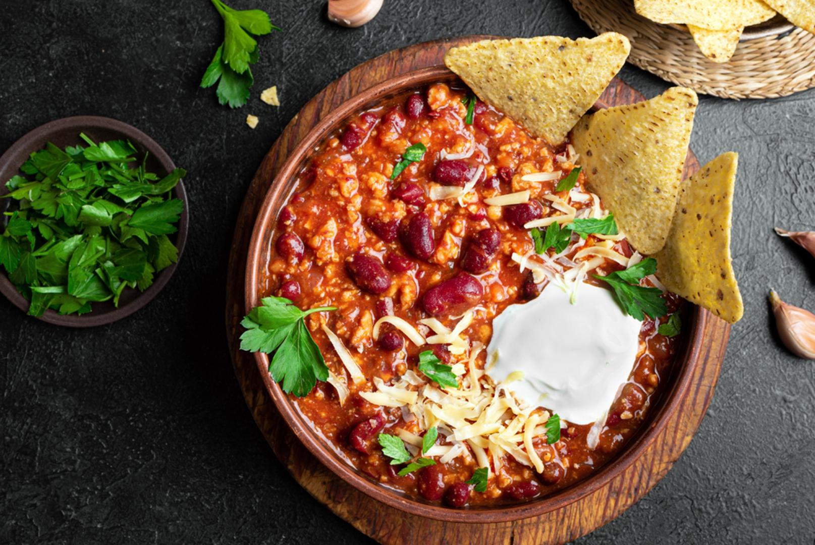 Chili con carne: Za ljubitelje malo „vatrenijeg“ tanjura. Na luku popržite mljeveno meso, dodajte grah, rajčicu, kukuruz, čili, kim i ostale začine te kuhajte dok se okusi ne prožmu. Poslužite s rižom, tortiljama ili samostalno, a drugi dan ovo jelo još je ukusnije i aromatičnije.