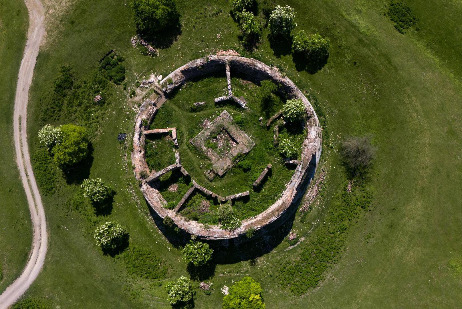 Nedaleko od Čepina na istoku Hrvatske smjestila se tvrđava Kolođvar, znana i kao Korođgrad.