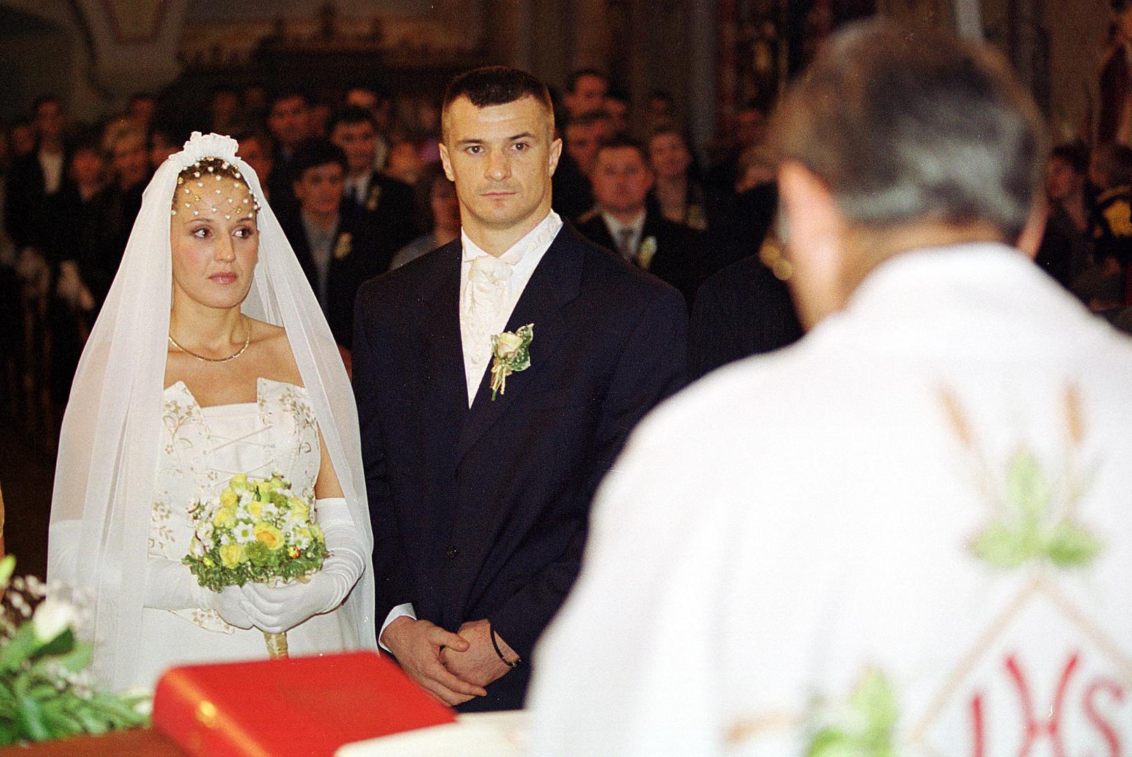 Svatovi su se zabavljali u lokalnom hotelu uz svirku skupine Magnusi s kojima je zapjevao i Zlatko Pejaković. Uz obitelj i prijatelje, Mirku su na svadbu došli i bivši boksački prvak Stjepan Božić, nekadašnji voditelj Hamed Bangoura, tada dogradonačelnik Milan Bandić i mnogi drugi. Mirko je tada nasmijao sve rekavši da nije imao posebnu tremu, ali da mu cijela ceremonija traje predugo.