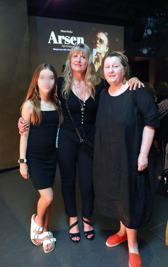 - Sandru sam upoznao u crkvi Svetog Ante, na koncertu Dubrovačkih trubadura na dan Svetog Vlahe. Bili smo u istom društvu i počeli se viđati vikendom. - ispričao jem je Slavica nedavno u intervju. 