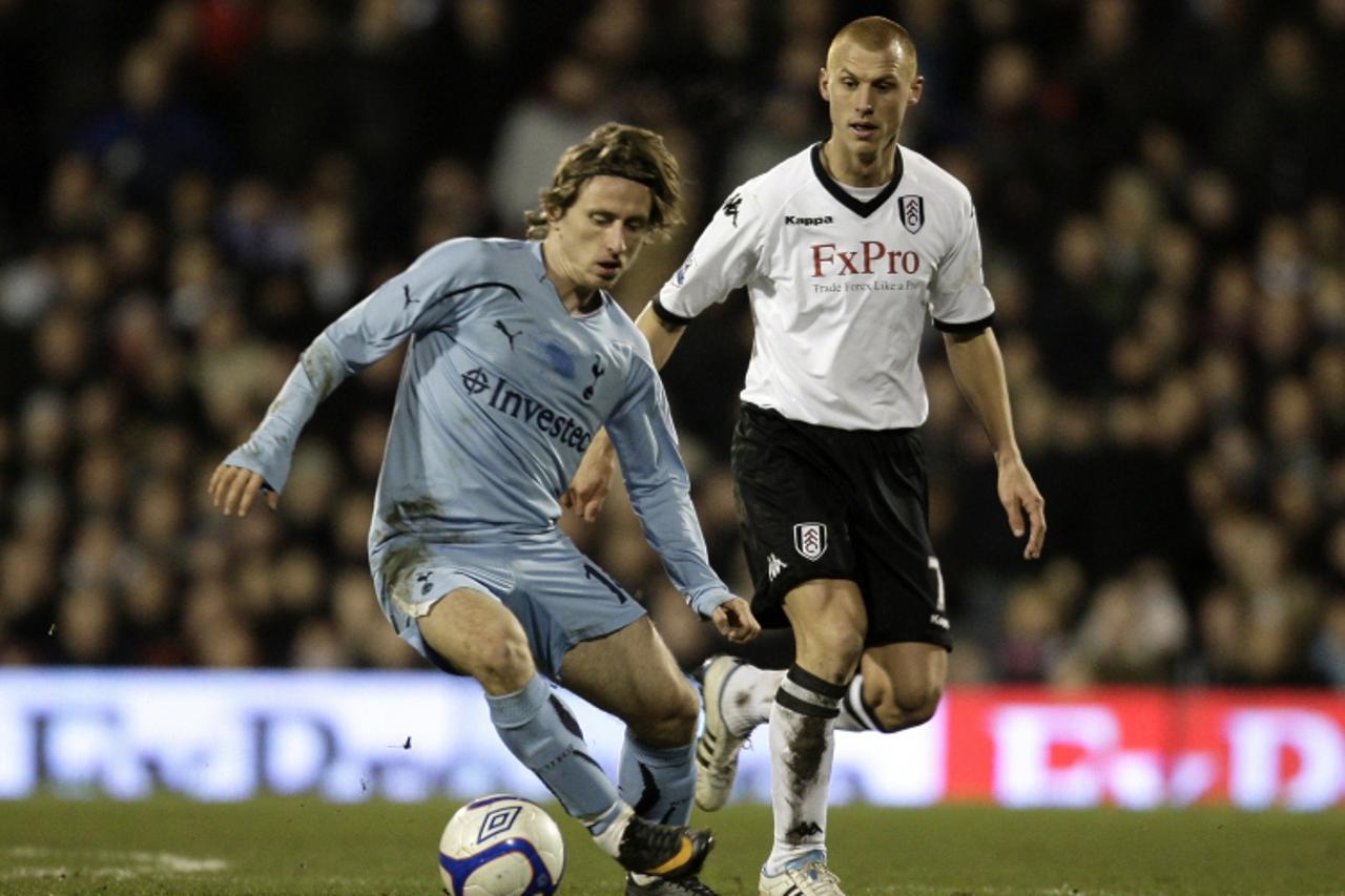 \'Tottenham Hotspur\'s Croatian player Luka Modric (L) vies with Fulham\'s Steve Sidwell during a FA Cup fourth round football match at Craven Cottage in London, England, on January 30, 2011. AFP PHOT