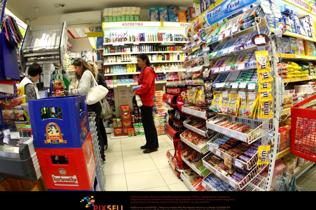 '25.06.2009. Zagreb- Trgovina u naselju Spansko Oranice, koja  radi na drzavni praznik Dan drzavnosti. Odlukom Ustavnog suda , srusen je zakon o zabrani rada trgovina nedjeljom koji je bio na nazi od 