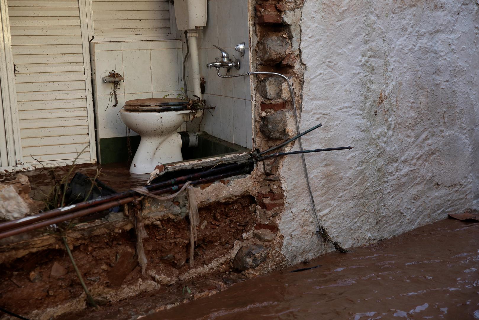 Grčki ministar Toskas kazao je da su automobili zapeli u blatu, kuće su poplavljene, a ljudi nestali.