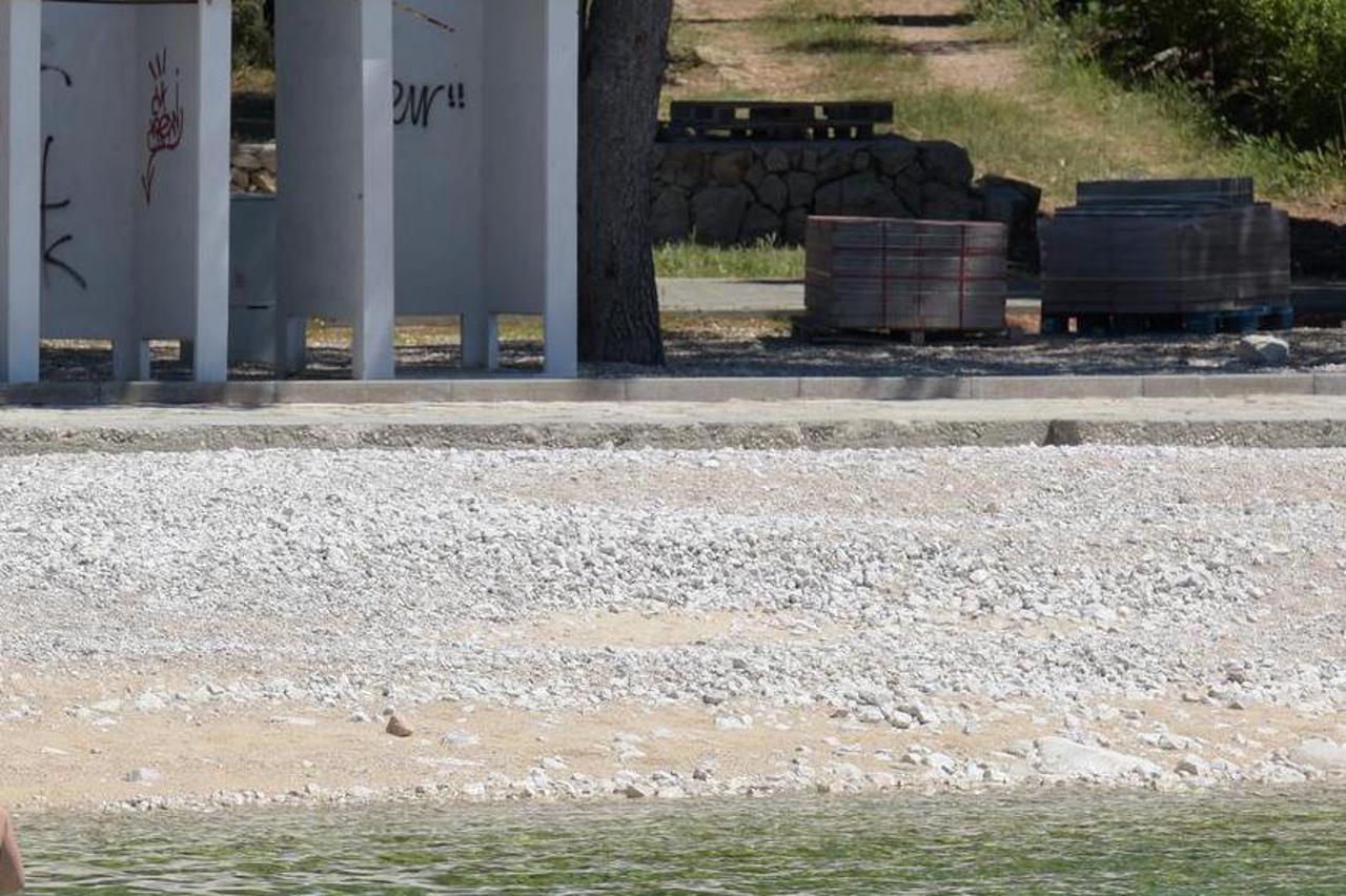Biograd na Moru: Prvi turisti hrabro zaplivali iako je temperatura mora  17 stupnjeva Celzijevih