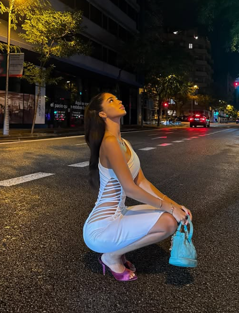 Da živi punim plućima i uživa u delicijama, pokazuju i fotografije menija iz skupocjenih restorana, a uz hranu fotografirala je i koktel.