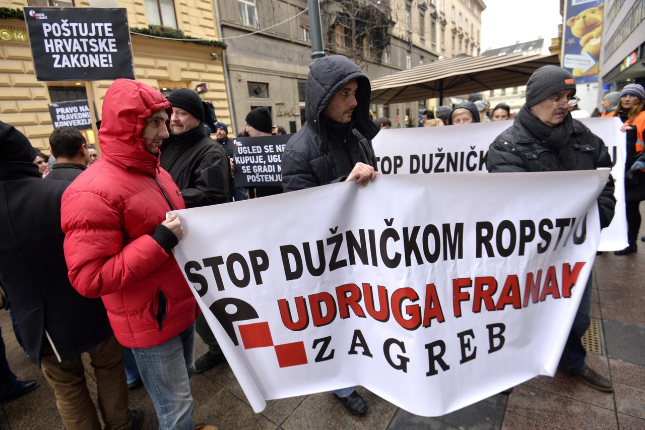 08.12.2015., Zagreb - Prosvjed Udruge Franak protiv banaka RBA, Hypo i Sperbanke. Prosvjedovali su zato sto, prema njihovim tvrdnjama, te banke najvise krse zakone o konverziji kredita u svicarskim francima.  