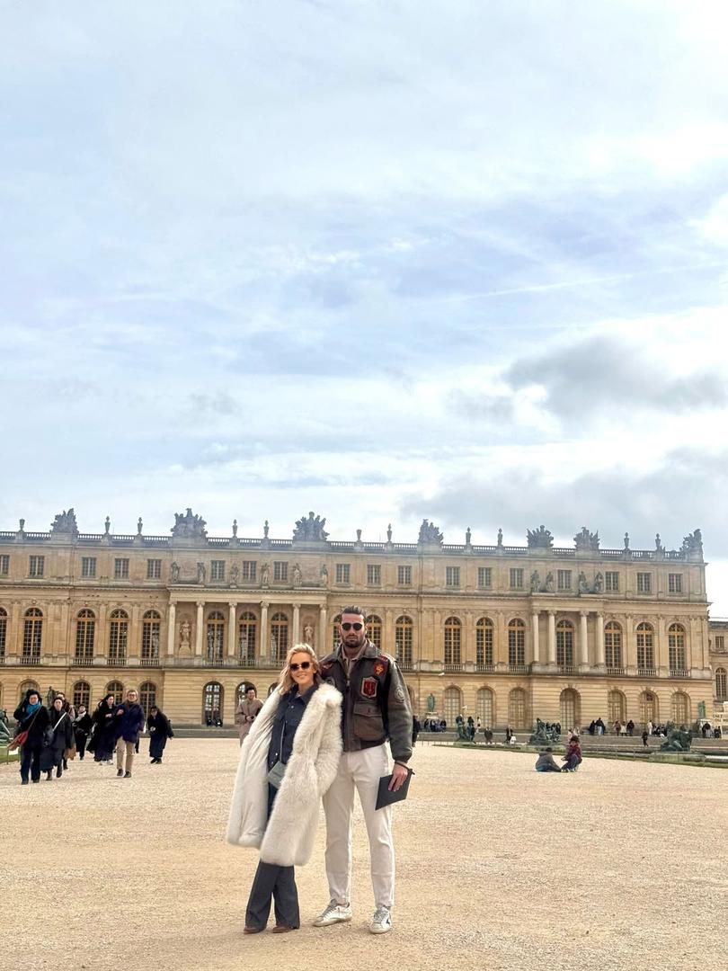 Nakon što su u siječnju uživali na Baliju, par je sada odlučio pobjeći na romantični odmor, a svojim posljednjim nizom fotografija na Instagramu, Maja je dala uvid u njihovu parišku avanturu, koja je uključivala posjet raskošnoj palači Versailles i uživanje u večernjim izlascima.