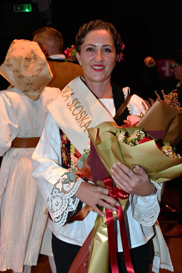 11.10.2025., Nova Gradiska - Aleksandra Zajac, predstavnica Vukovarsko-srijemske zupanije, proglasena je najuzornijom hrvatskom seoskom zenom u 2025. godini. Titulu druge pratilje ponijela je Katica Katusa, a titulu prve pratilj Danijela Jakopovic. Photo: Ivica Galovic/PIXSELL