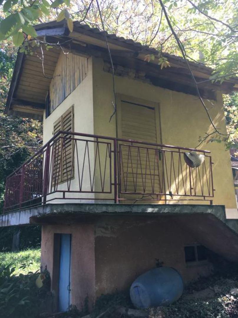 Kuća, kako stoji u oglasu na Njuškalu, nema struju i vodu.

