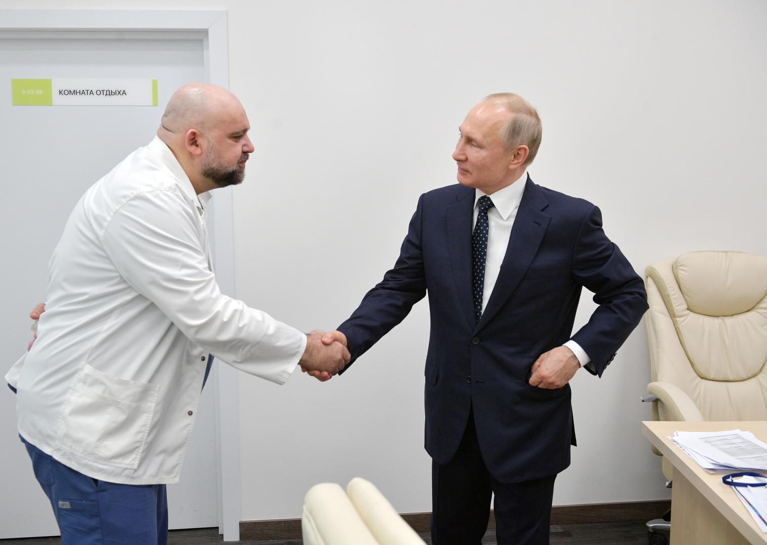 Russian President Putin visits a hospital for patients infected with coronavirus disease (COVID-19) on the outskirts of Moscow Russian President Vladimir Putin shakes hands with the hospital's chief physician Denis Protsenko during a visit to the hospital for patients infected with coronavirus disease (COVID-19), on the outskirts of Moscow, Russia March 24, 2020. Sputnik/Alexey Druzhinin/Kremlin via REUTERS ATTENTION EDITORS - THIS IMAGE WAS PROVIDED BY A THIRD PARTY. SPUTNIK
