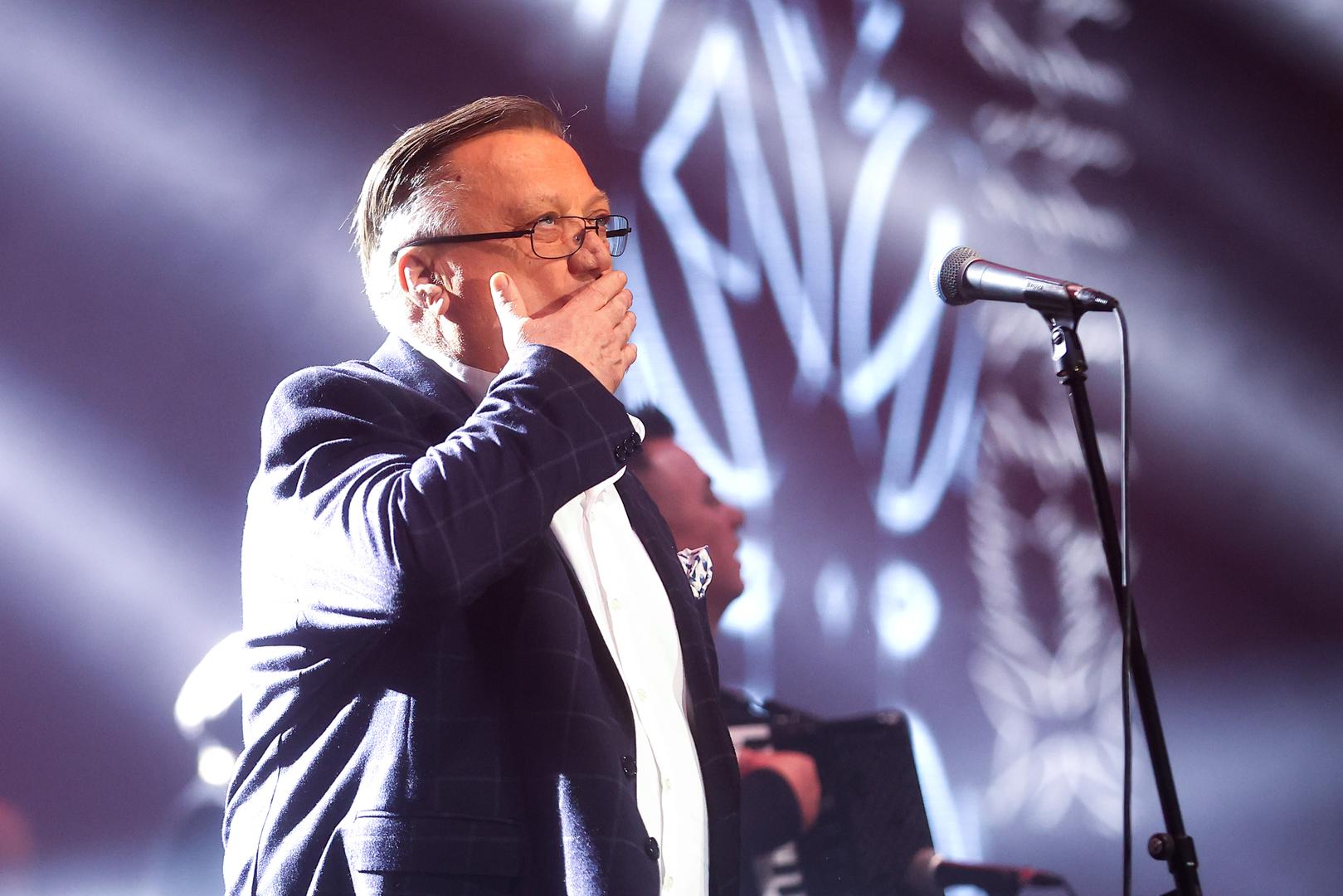 Halid Bešlić, poznati glazbenik, rijetko dijeli detalje iz svog osobnog života s javnošću. Ipak, poznato je da je u dugogodišnjem braku sa suprugom Sejdom već više od 40 godina te da su roditelji jednog sina. 