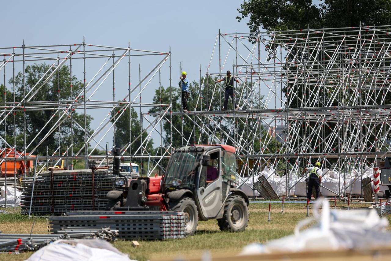 Zagreb: Postavljanje pozornice za koncert Marka Perkovića Thompsona 