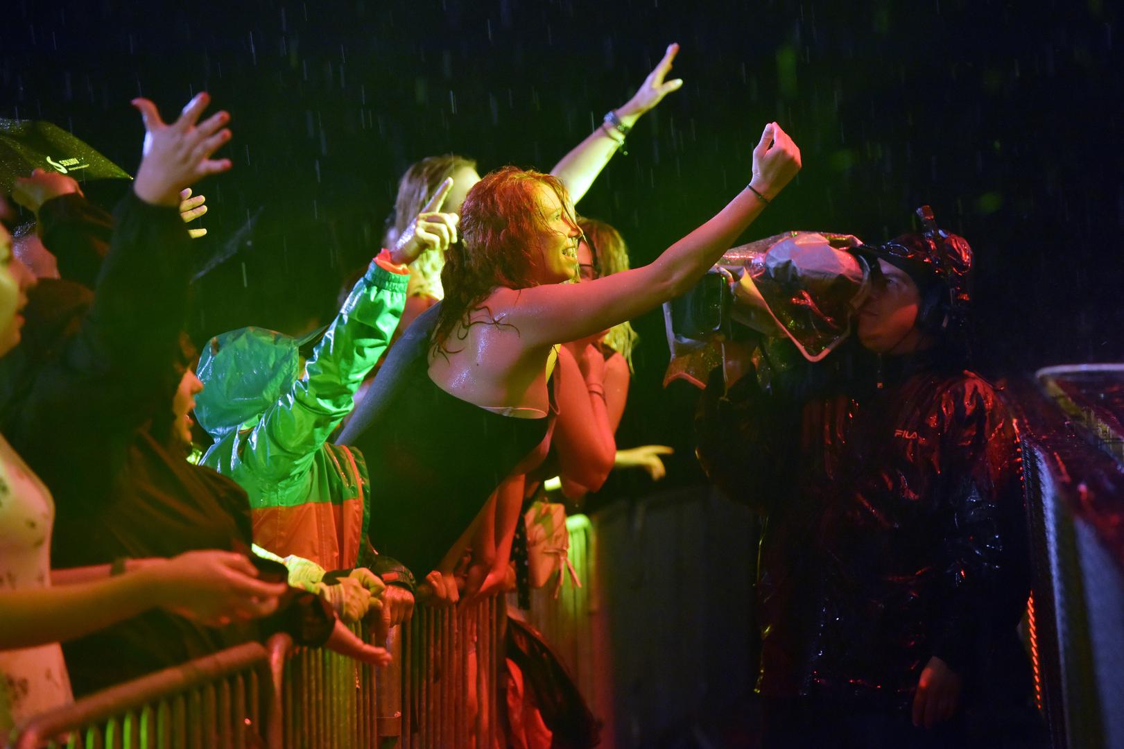 - Mokri smo do kože, ali ne želimo propustiti našeg miljenika - rekao je jedan od fanova Ivana Zaka.