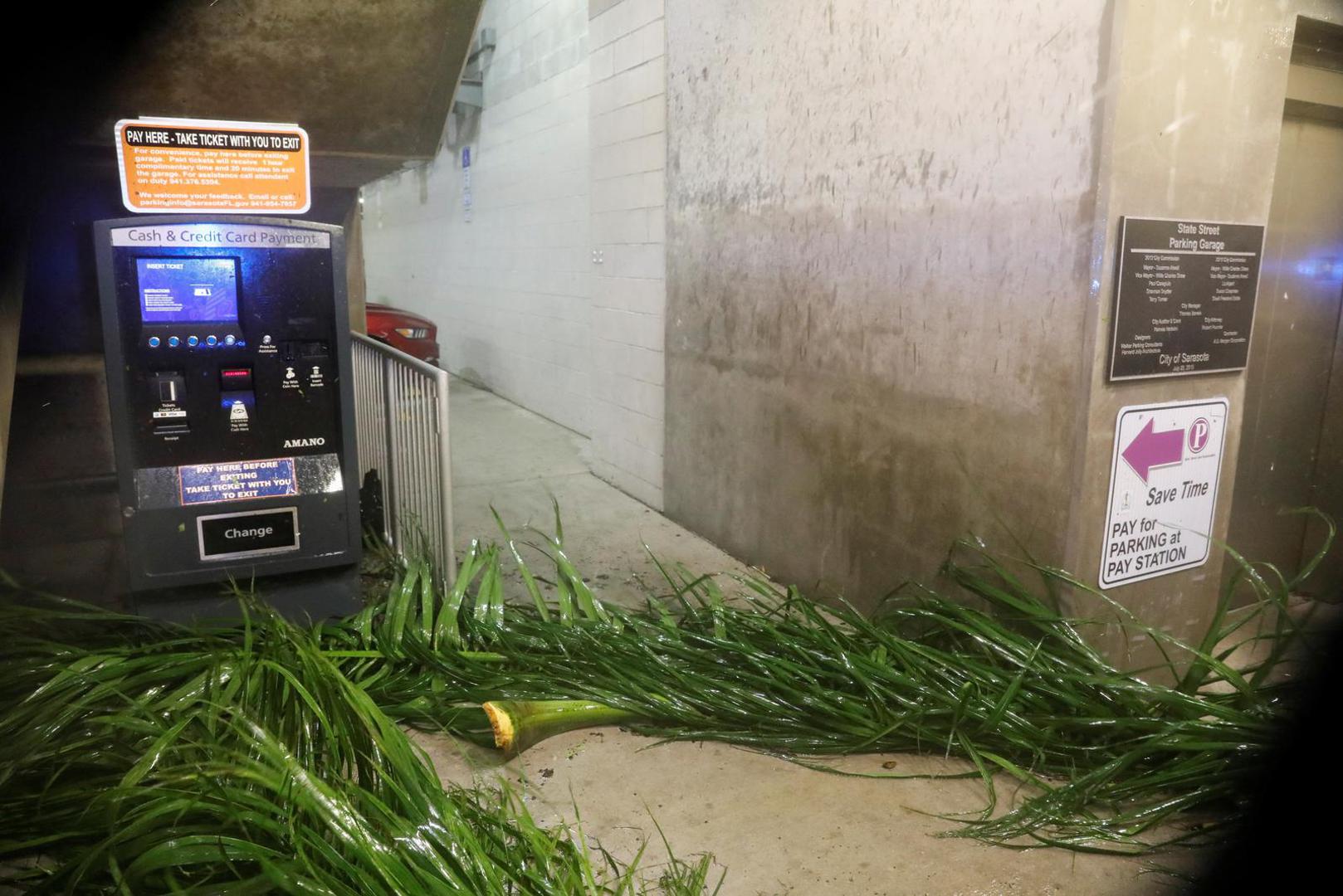 Dužnosnici kažu da se očekuje da će obustava trajati "dok se ne dovrše potrebni popravci", a to se može učiniti samo kada je sigurno da ljudi budu vani.

