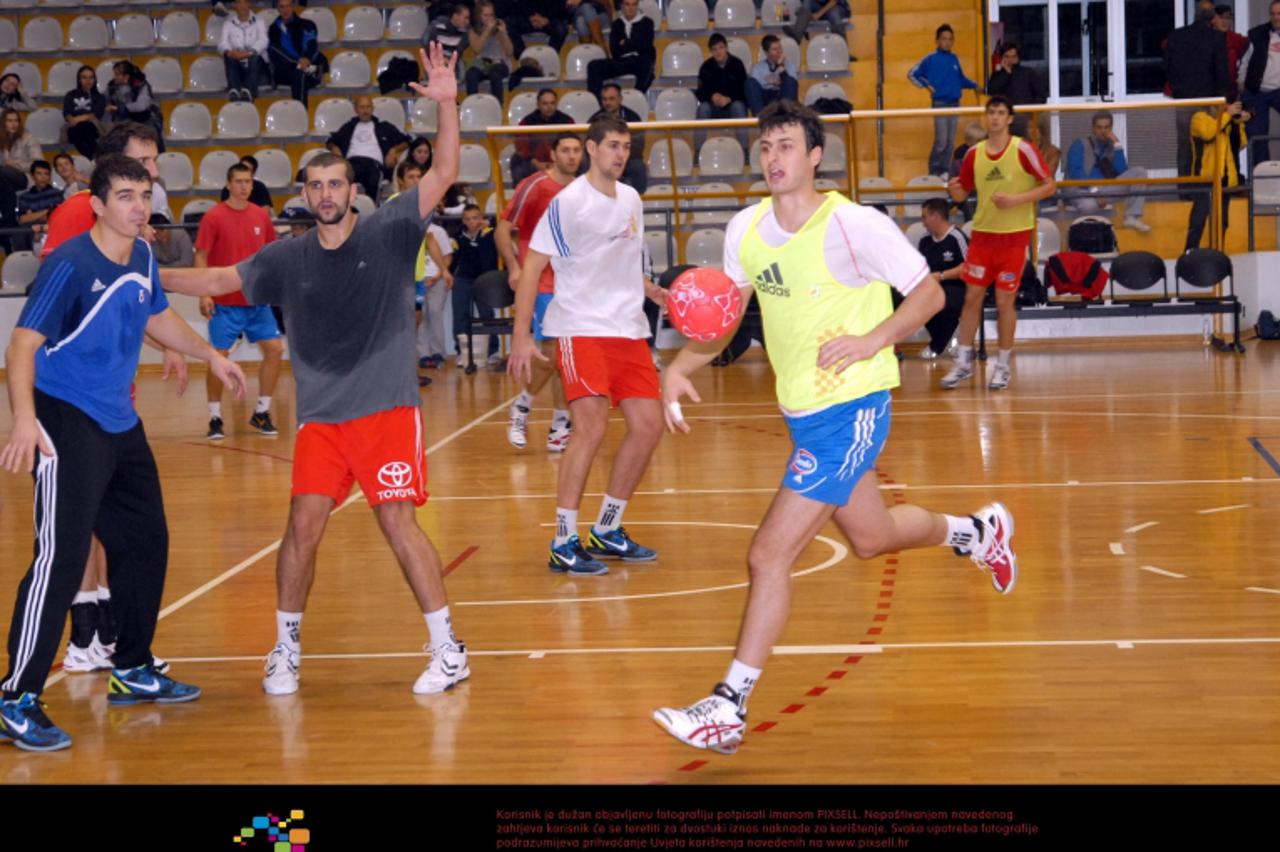 '31.10.2011., Slavonski Brod - Hrvatska rukometna reprezentacija okupila se u Slavonskom Brodu pred pripremni turnir Kup cetiri nacije. U sportskoj dvorani Vijus hrvatski rukometasi veceras su odradil