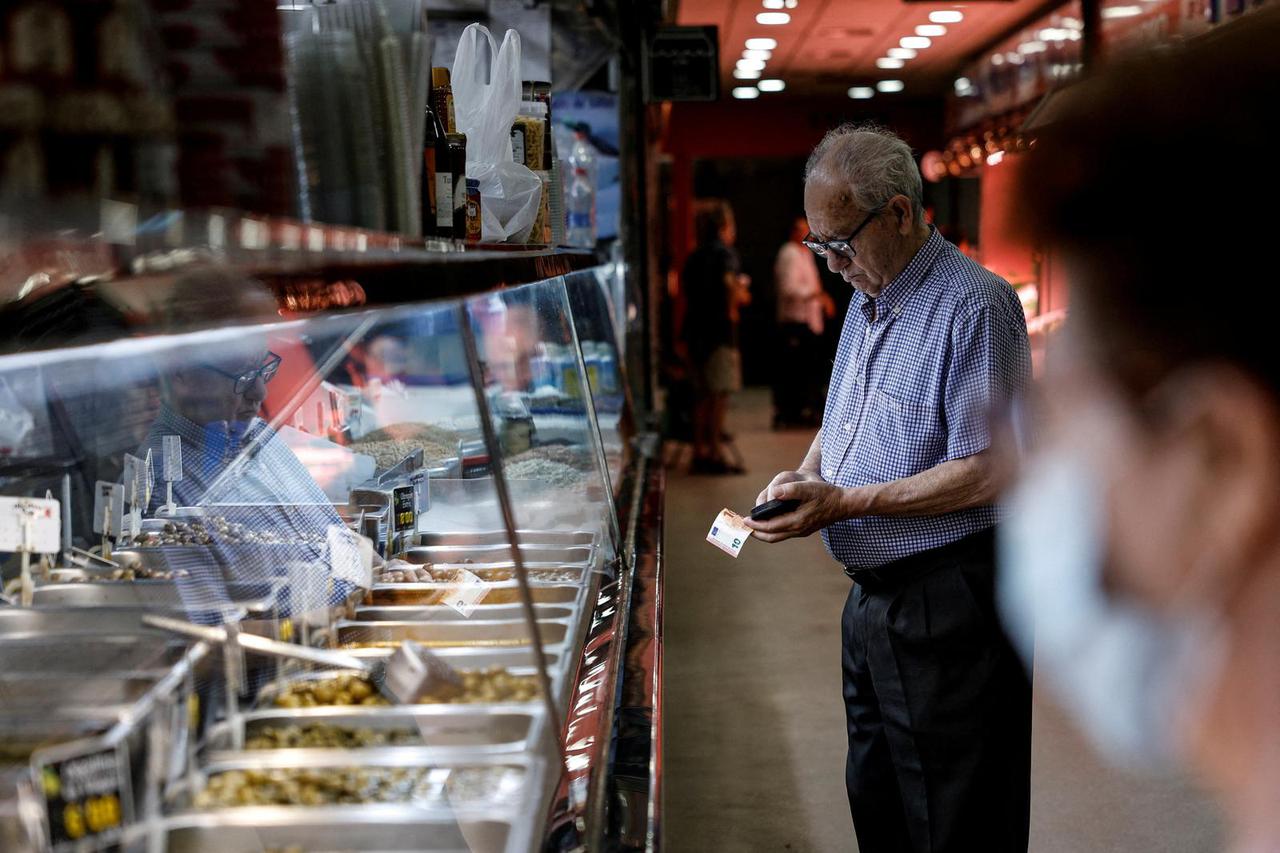 FILE PHOTO: Spanish consumer prices
