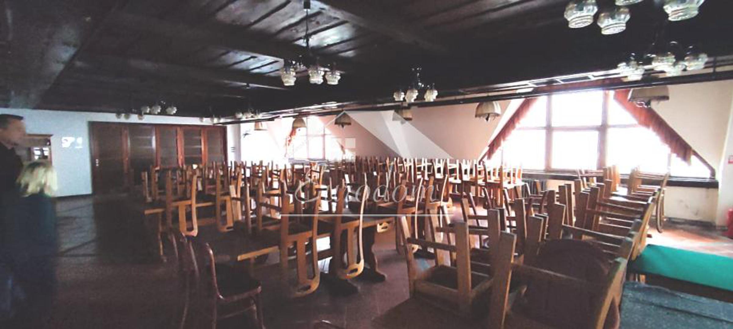 Tu je i planinska kuća s restoranom i terasama za 250 osoba. "Hotel je u odličnom stanju, s brojnim nedavno obnovljenim sadržajima, od žičare i skijaških staza do videonadzora i moderniziranog sustava grijanja", navodi se